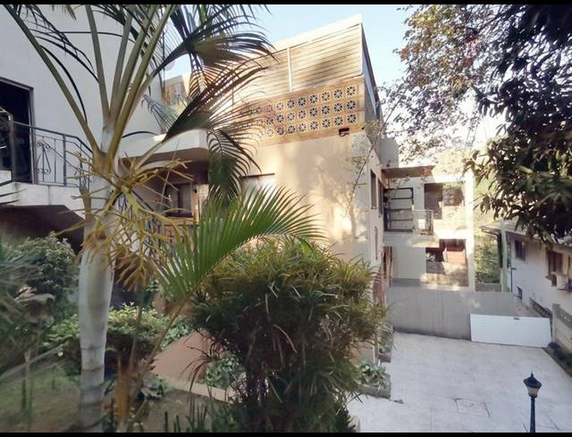 10 BEDROOM HOUSE FOR SALE IN CLARE HILLS